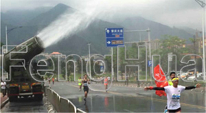 En la competencia Internacional de Maratón de Zhaoqing el camión de cañón nebulizador Fenghua® funcionar para enfriamiento para los jugadores