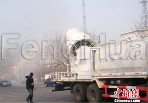 El trabajo del camión de cañón nebulizador en calle de Langfang Hebei inicia el modo de tratamiento tridimensional de polvo